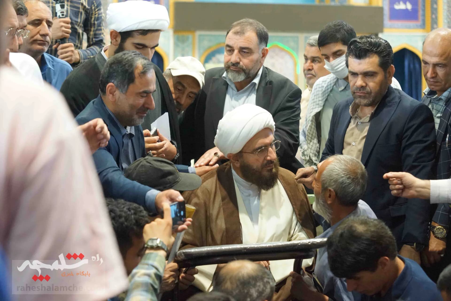 دیدار چهره به چهره امام جمعه موقت تهران با مردم +تصاویر — تصویر 24