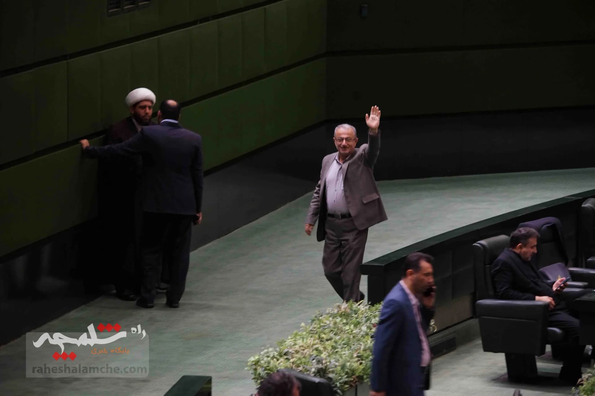 صحن علنی امروز مجلس پس از پاسخ موشکی ایران به اسرائیل +تصاویر — تصویر 32