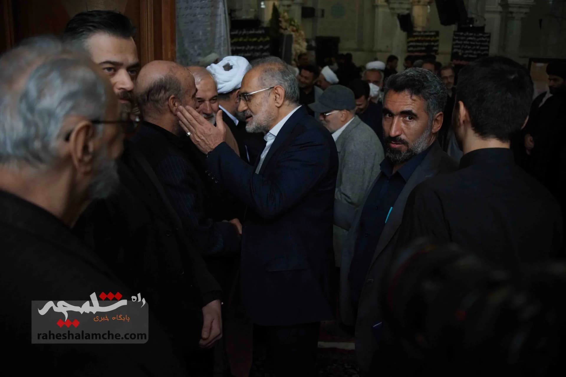 همه شخصیتهایی که در مراسم ترحیم آیتالله امام کاشانی حضور داشتند +تصاویر — تصویر 59