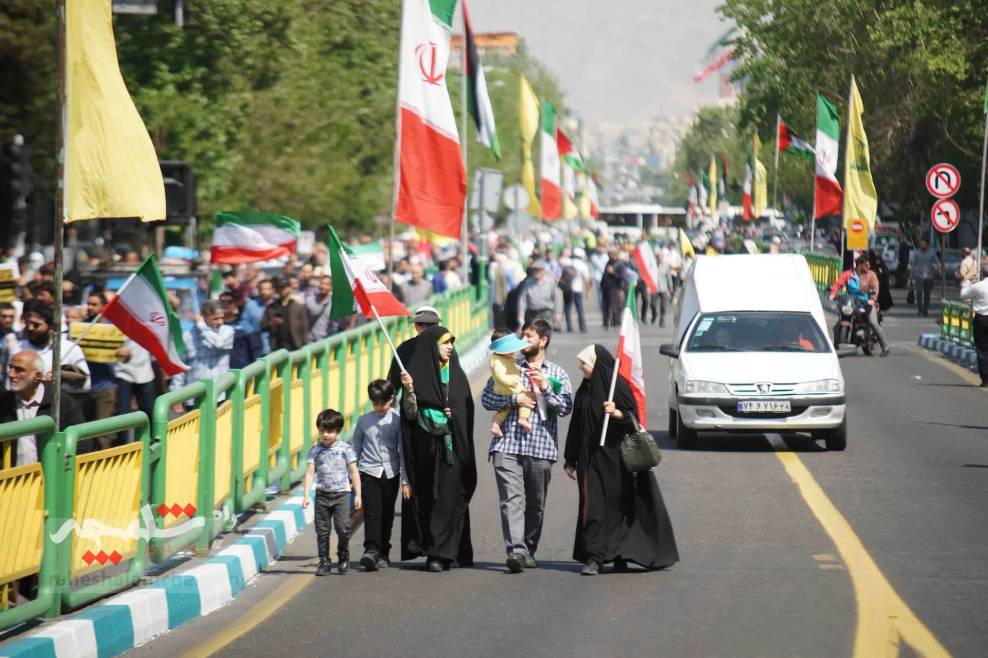 تقدیر نمازگزاران تهرانی از اجرای عملیات «وعده صادق» +تصاویر — تصویر 20