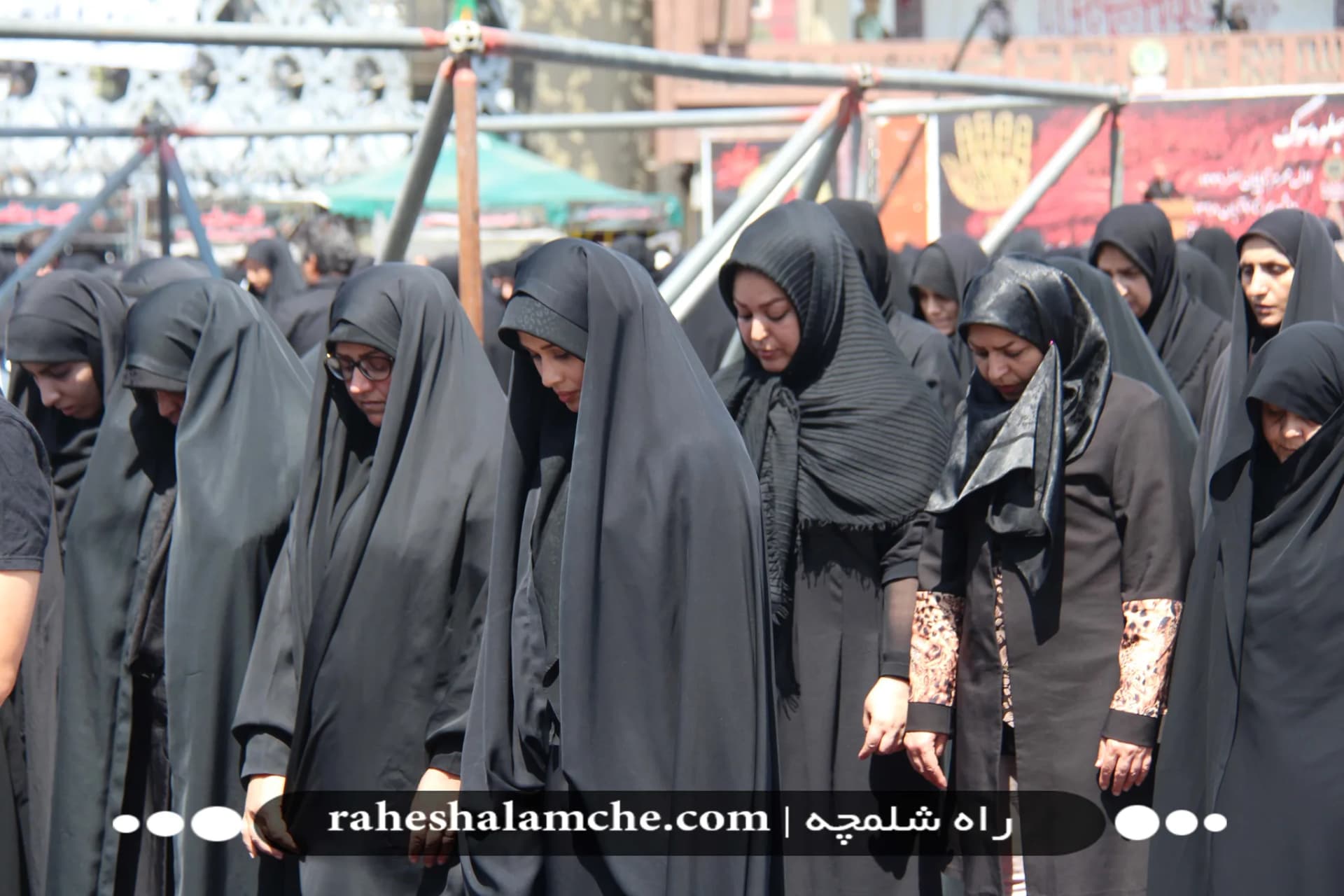 عزاداری و سوگواری همراه با برگزاری نماز ظهر عاشورا در سراسر ایران اسلامی +تصاویر — تصویر 28