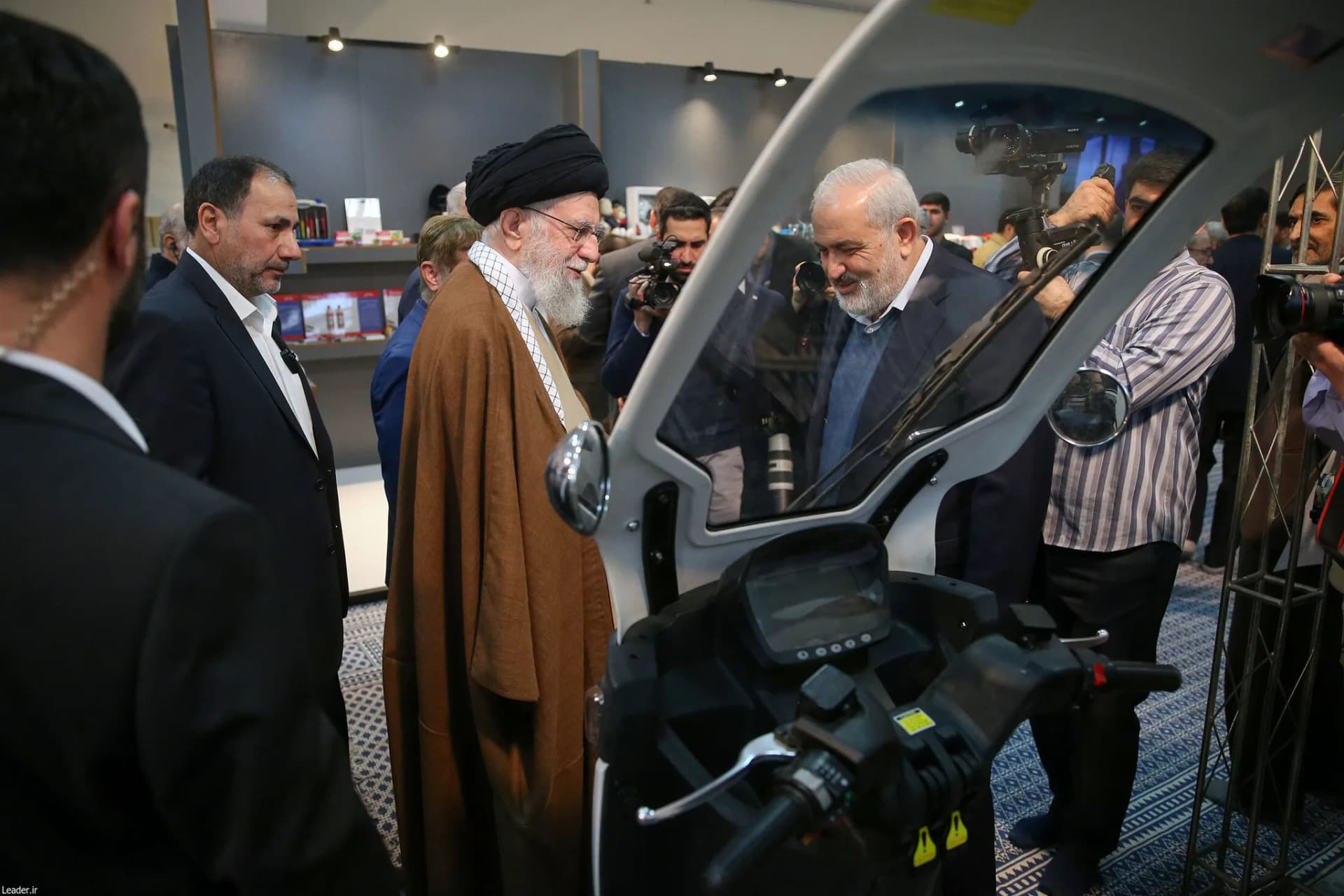 بازدید رهبر انقلاب از نمایشگاه توانمندی‌های تولید داخلی +تصاویر — تصویر 22
