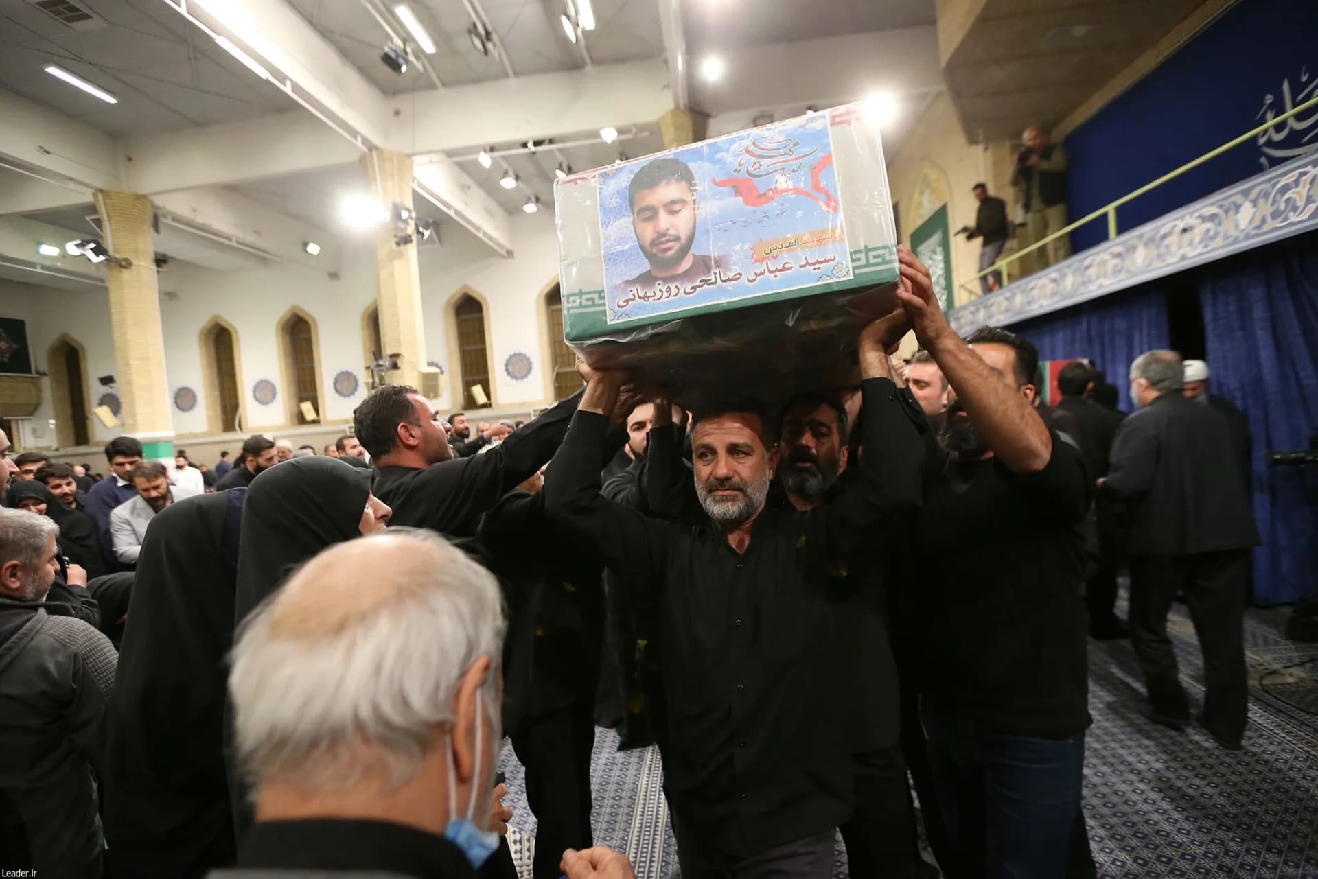 اقامه نماز رهبر انقلاب بر پیکر ۷ شهید راه قدس +تصاویر — تصویر 35