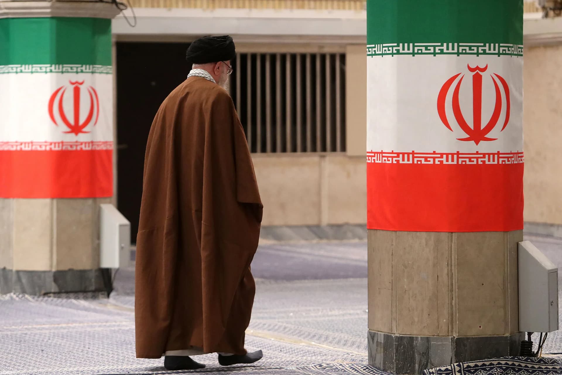 حضور رهبر انقلاب در مرحله دوم انتخابات مجلس شورای اسلامی +تصاویر — تصویر 31