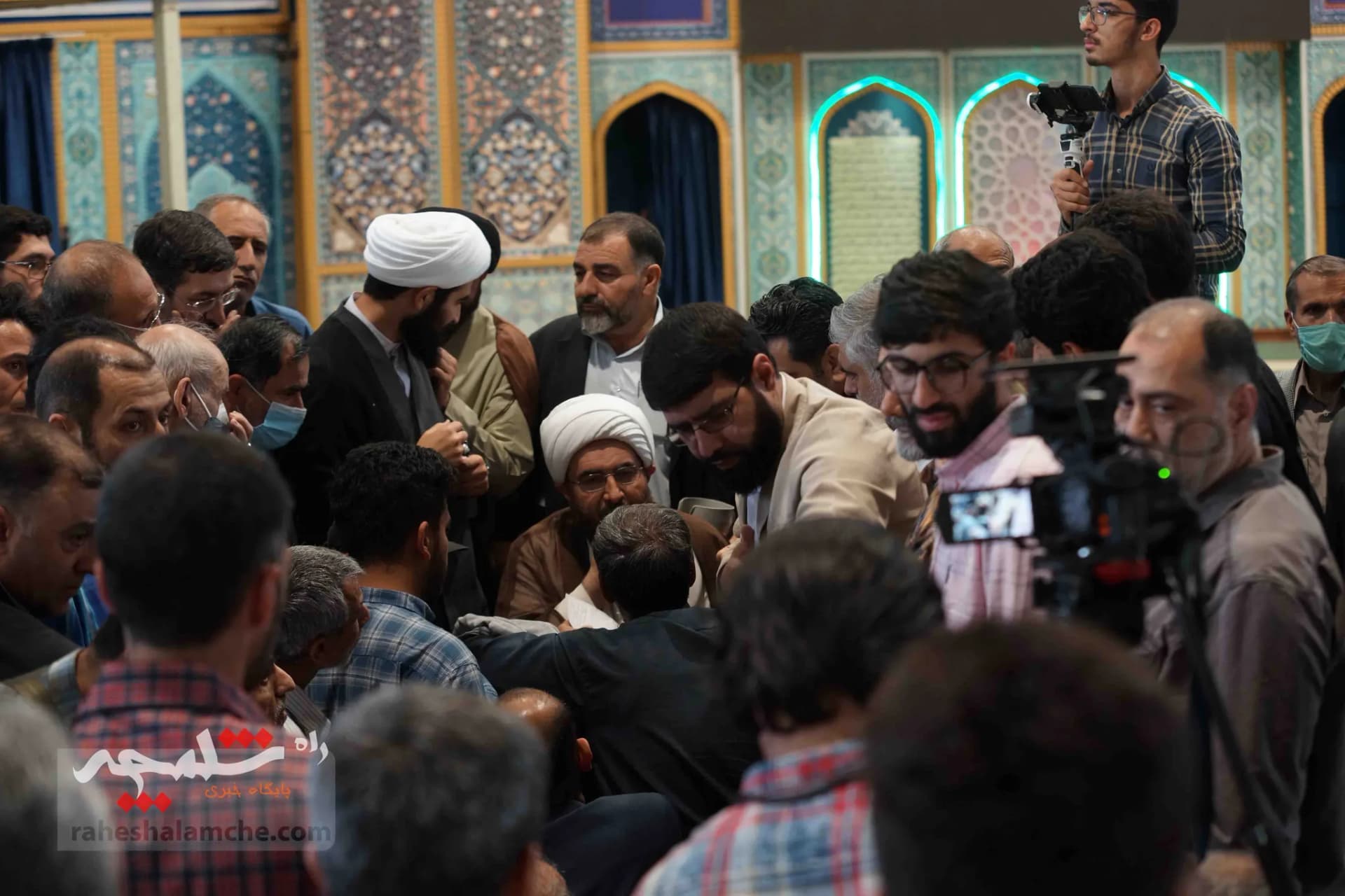 دیدار چهره به چهره امام جمعه موقت تهران با مردم +تصاویر — تصویر 27