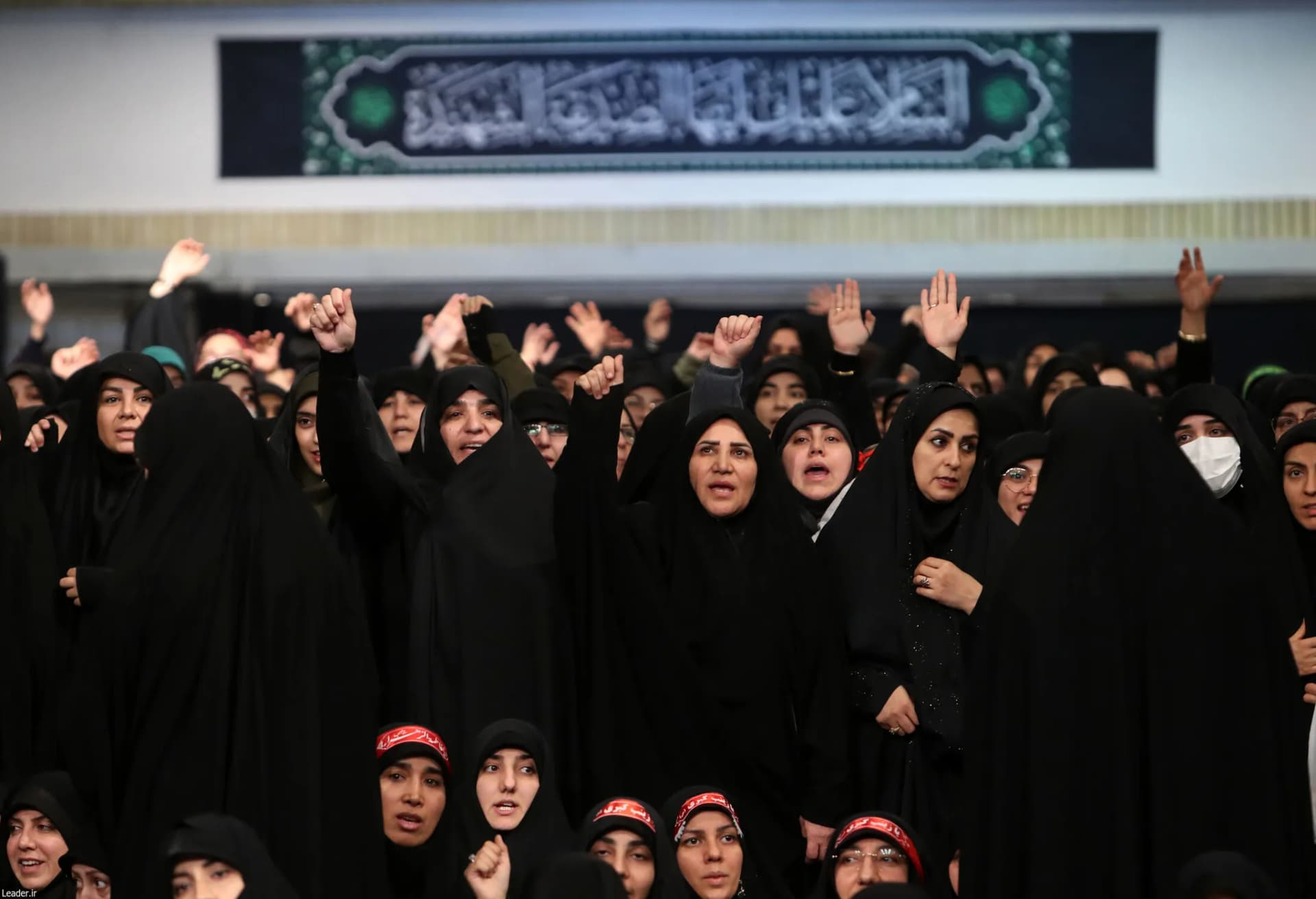 مراسم عزاداری شب شهادت حضرت ‌زهرا(س) در حسینیه امام خمینی(ره) +تصاویر — تصویر 14