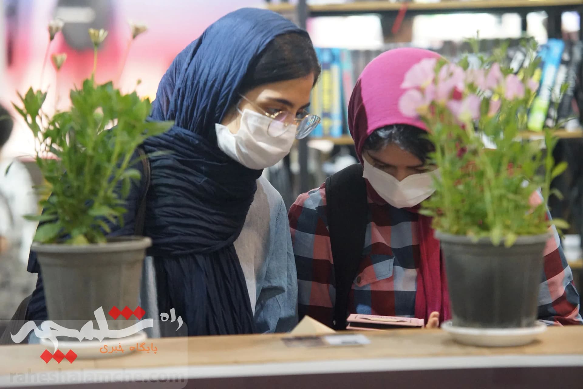 دومین روز نمایشگاه بین‌المللی کتاب برگزار شد +تصاویر — تصویر 46