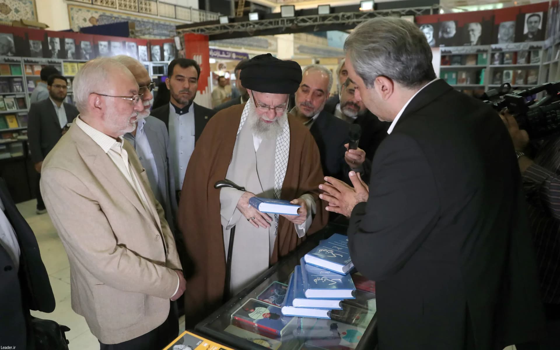 گزارش تصویری بازدید رهبر انقلاب از نمایشگاه کتاب — تصویر 23