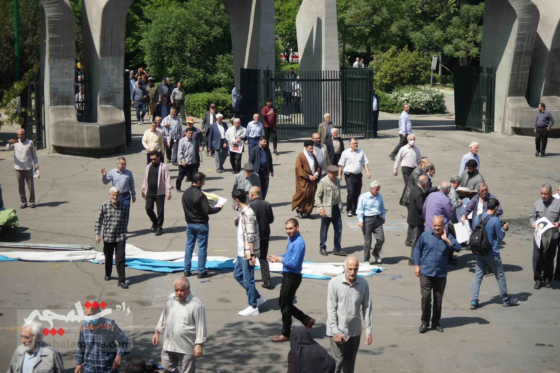 تقدیر نمازگزاران تهرانی از اجرای عملیات «وعده صادق» +تصاویر — تصویر 2