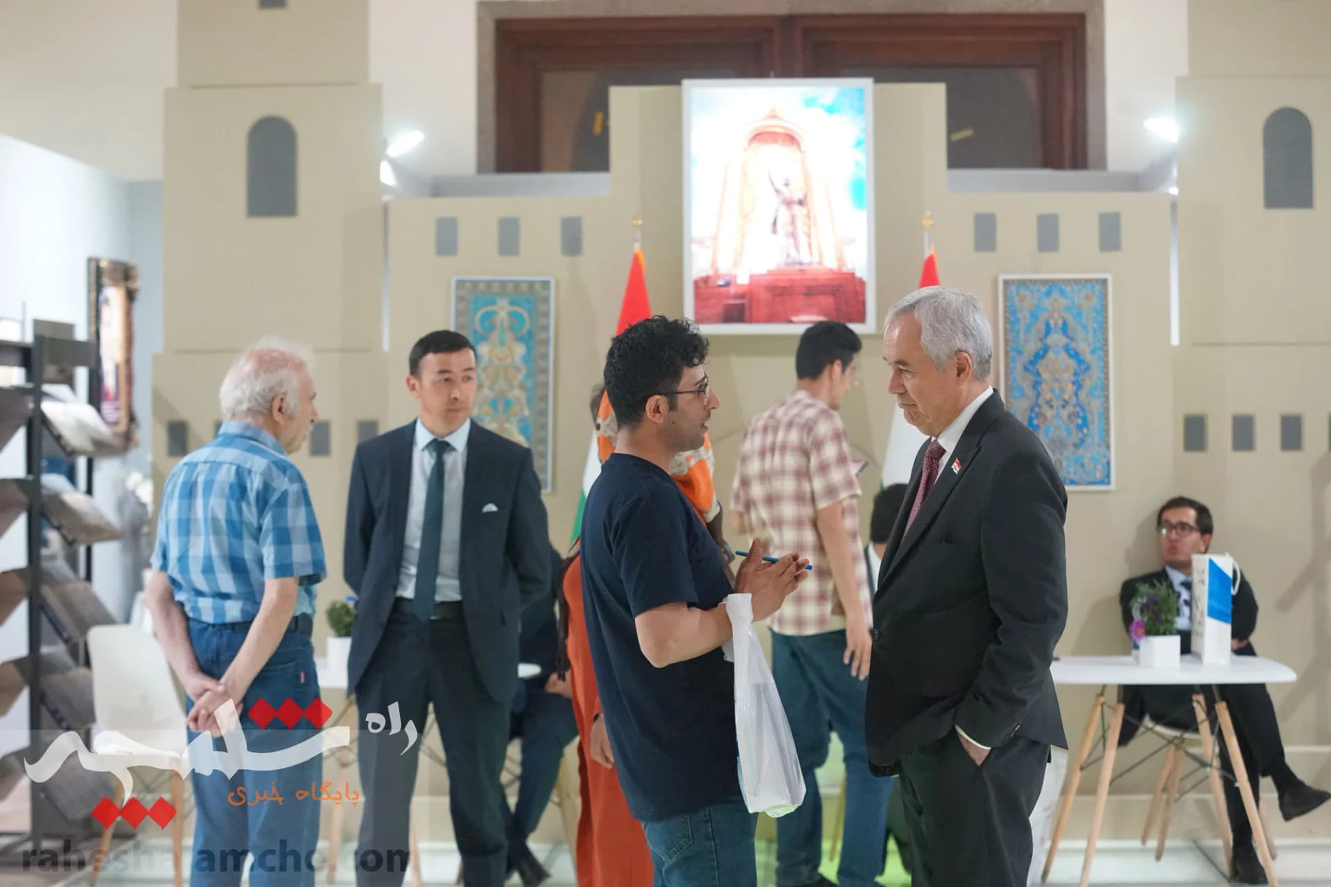 دومین روز نمایشگاه بین‌المللی کتاب برگزار شد +تصاویر — تصویر 42