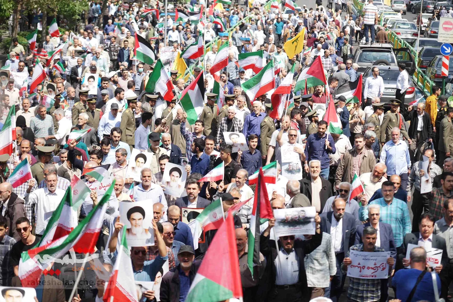 تقدیر نمازگزاران تهرانی از اجرای عملیات «وعده صادق» +تصاویر — تصویر 6