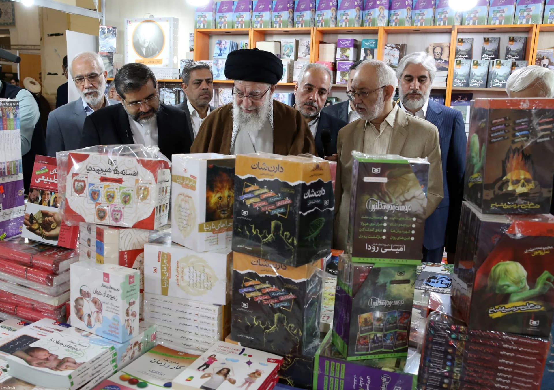 گزارش تصویری بازدید رهبر انقلاب از نمایشگاه کتاب — تصویر 5