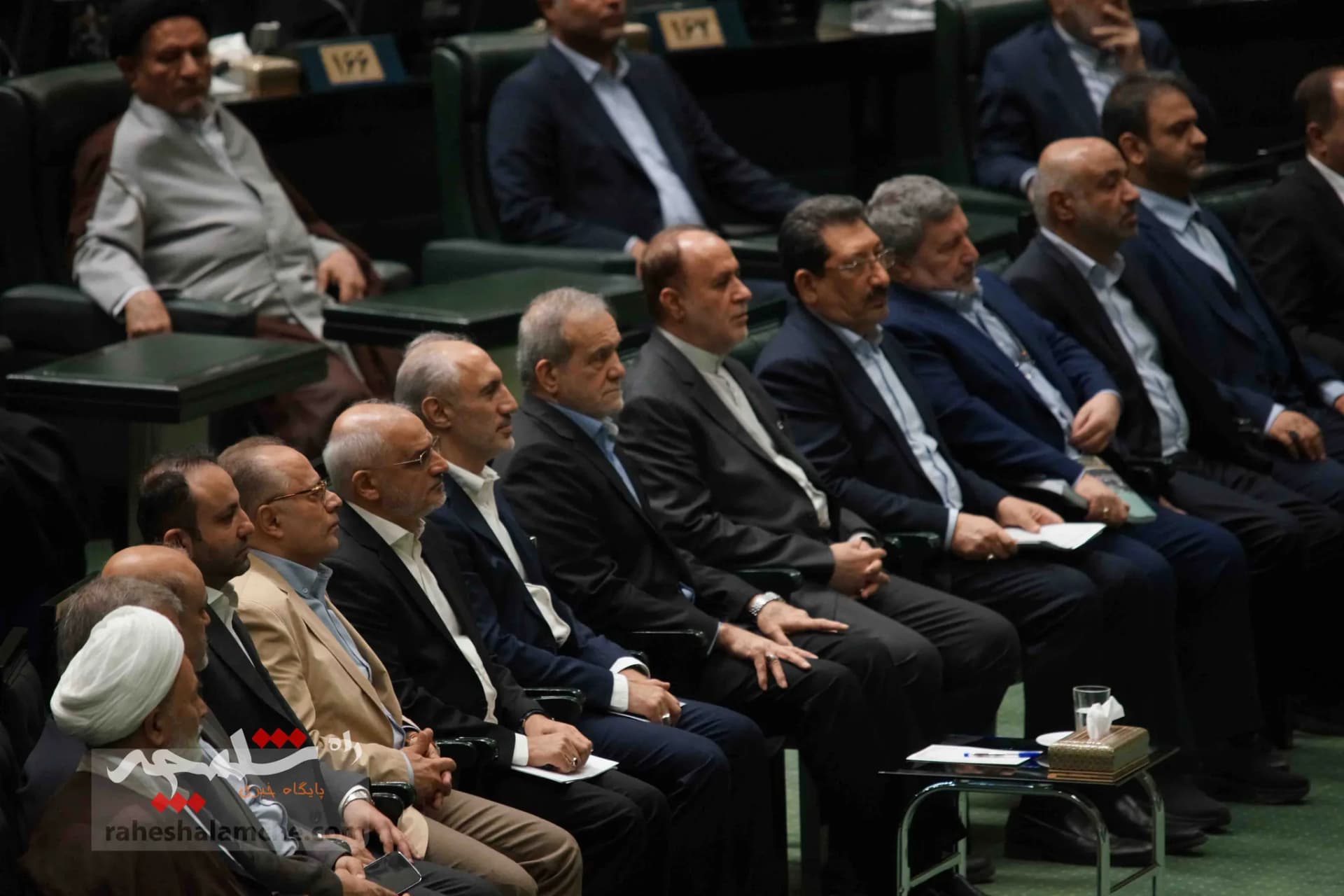 پزشکیان با حضور در خانه ملت، لایحه بودجه 1404 را تقدیم مجلس کرد +تصاویر — تصویر 3