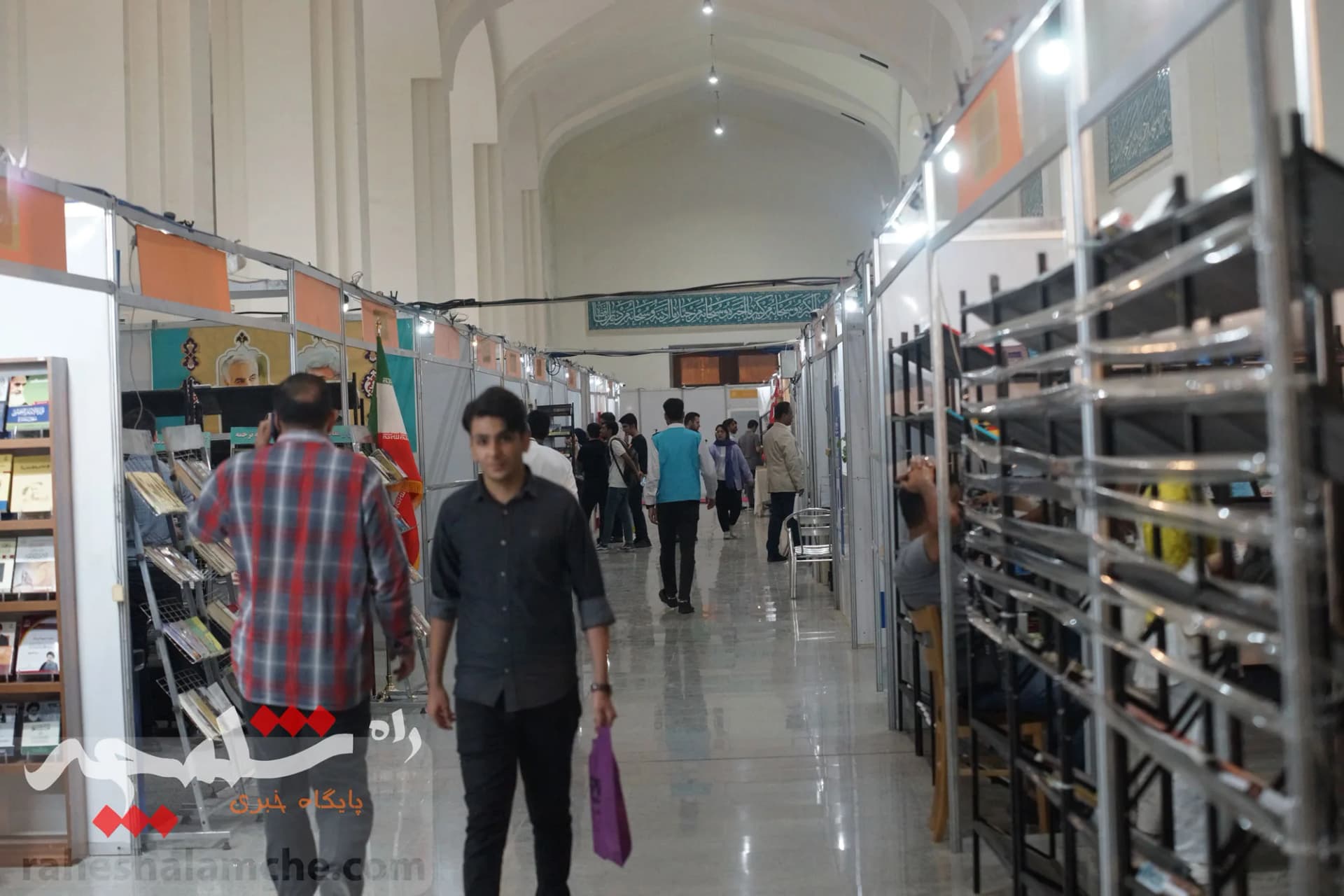 دومین روز نمایشگاه بین‌المللی کتاب برگزار شد +تصاویر — تصویر 43