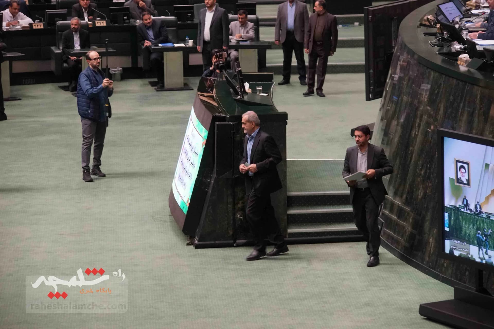 پزشکیان با حضور در خانه ملت، لایحه بودجه 1404 را تقدیم مجلس کرد +تصاویر — تصویر 35