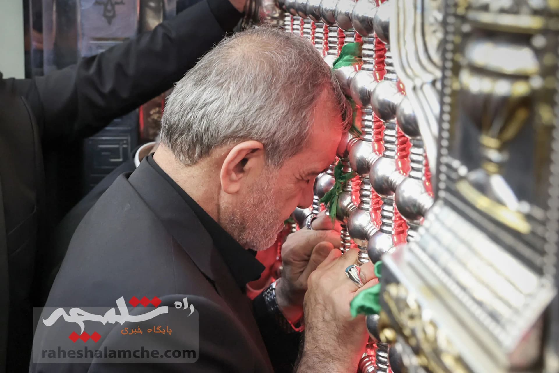 تشرف پزشکیان به حرم مطهر حضرت علی (ع) +تصاویر — تصویر 9