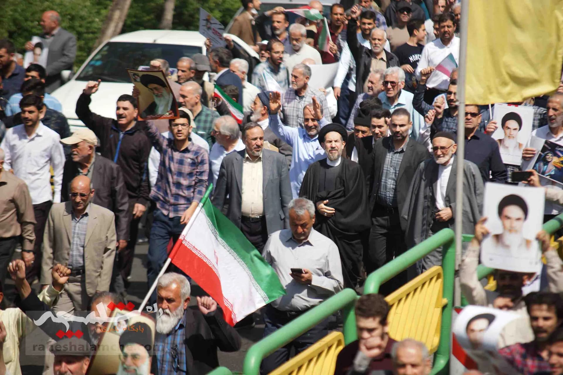 تقدیر نمازگزاران تهرانی از اجرای عملیات «وعده صادق» +تصاویر — تصویر 10