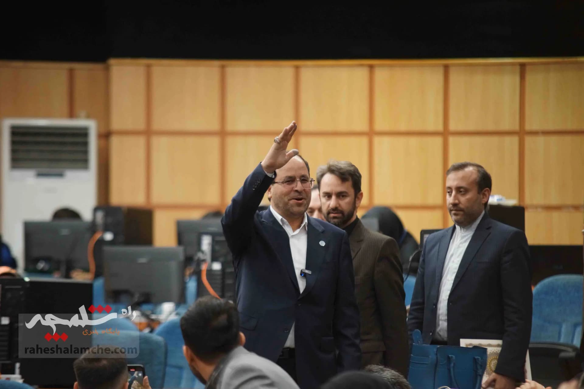 دست برتر رئیس دانشگاه تهران برای انتخابات ریاست جمهوری +تصاویر — تصویر 4