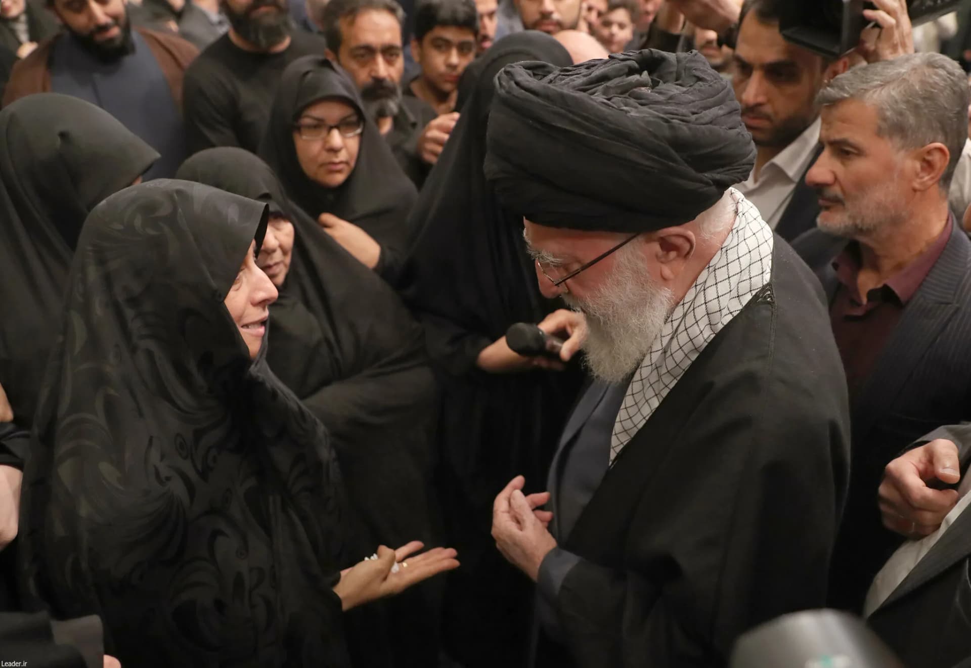 اقامه نماز رهبر انقلاب بر پیکر ۷ شهید راه قدس +تصاویر — تصویر 31