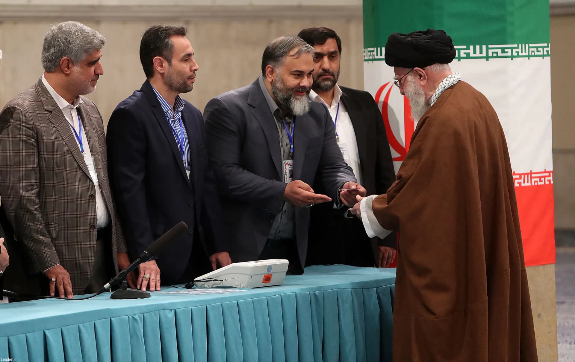 حضور رهبر انقلاب در مرحله دوم انتخابات مجلس شورای اسلامی +تصاویر — تصویر 7