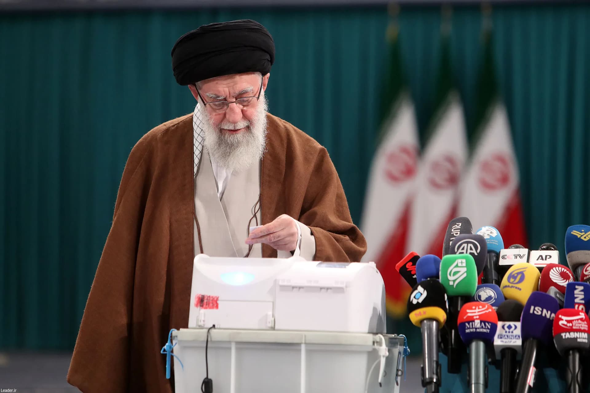 حضور رهبر انقلاب در مرحله دوم انتخابات مجلس شورای اسلامی +تصاویر — تصویر 18