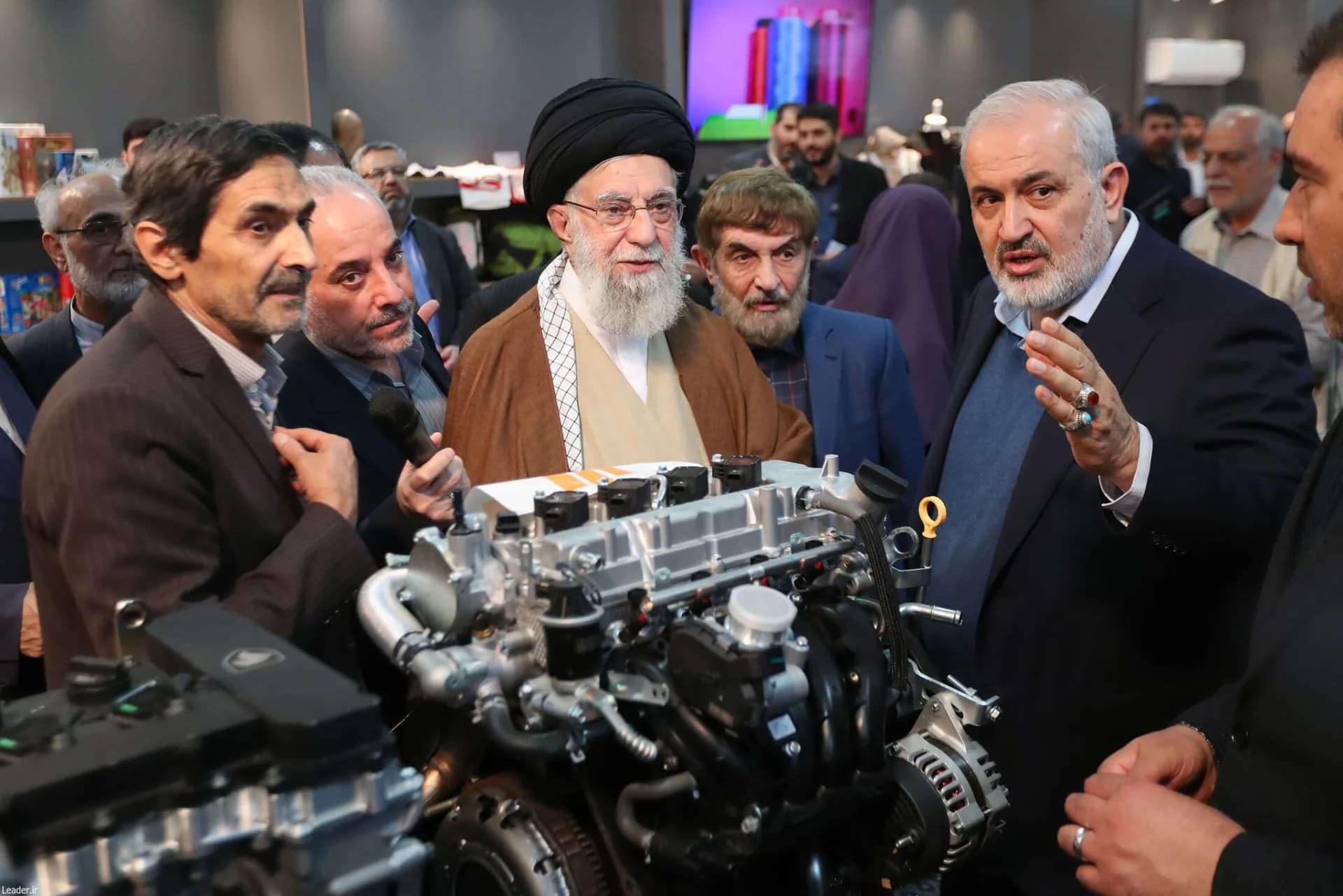 بازدید رهبر انقلاب از نمایشگاه توانمندی‌های تولید داخلی +تصاویر — تصویر 17