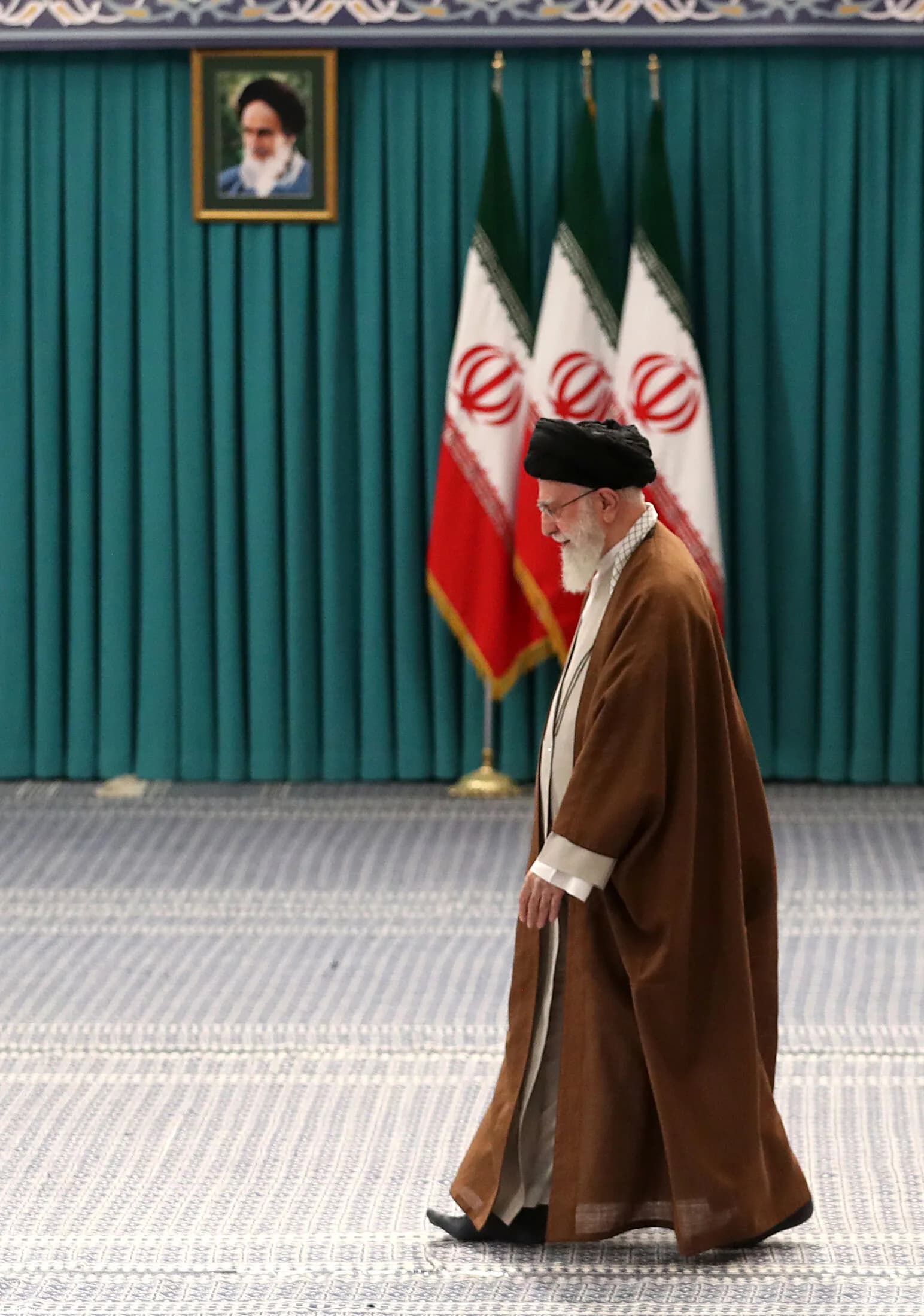 حضور رهبر انقلاب در مرحله دوم انتخابات مجلس شورای اسلامی +تصاویر — تصویر 4