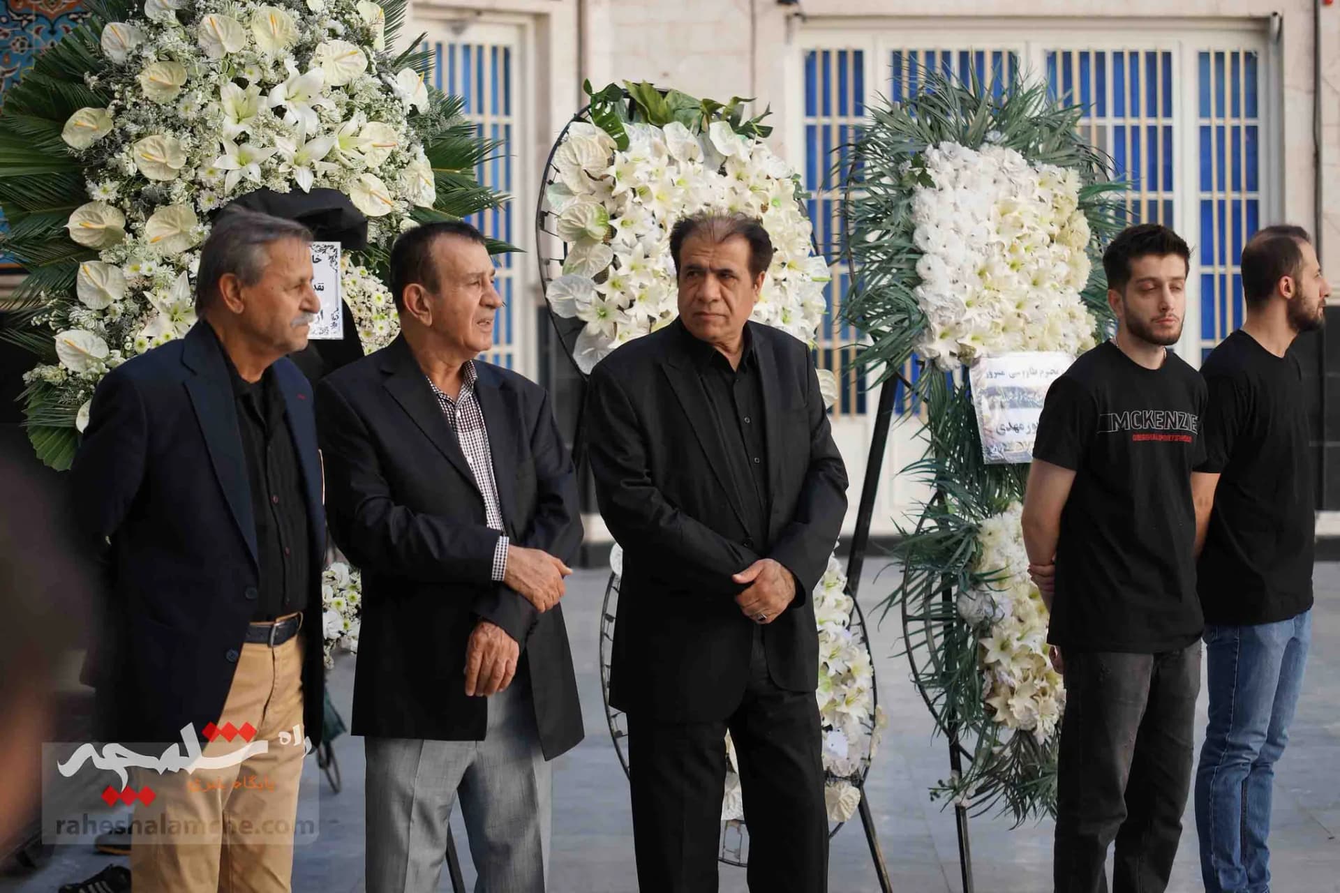 چه کسانی در مراسم ختم «سارا طاووسی» حضور داشتند؟ +تصاویر — تصویر 17
