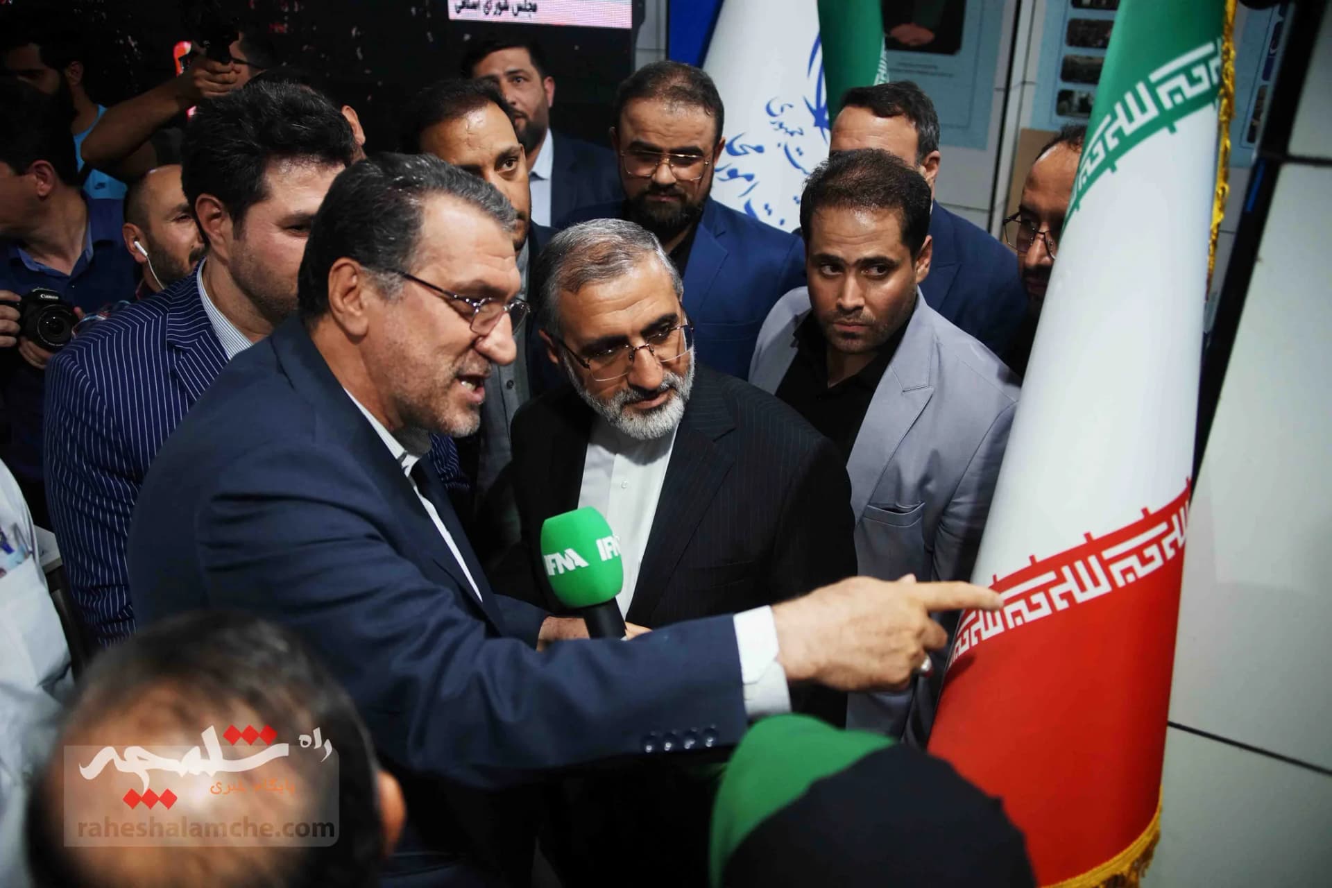 بازدید رئیس دفتر رئیس‌جمهور از غرفه معاونت ریاست جمهوری در امور مجلس +تصاویر — تصویر 52
