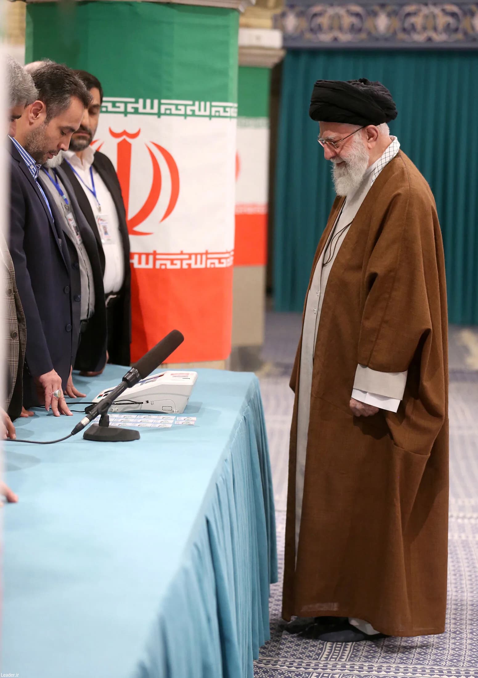 حضور رهبر انقلاب در مرحله دوم انتخابات مجلس شورای اسلامی +تصاویر — تصویر 30