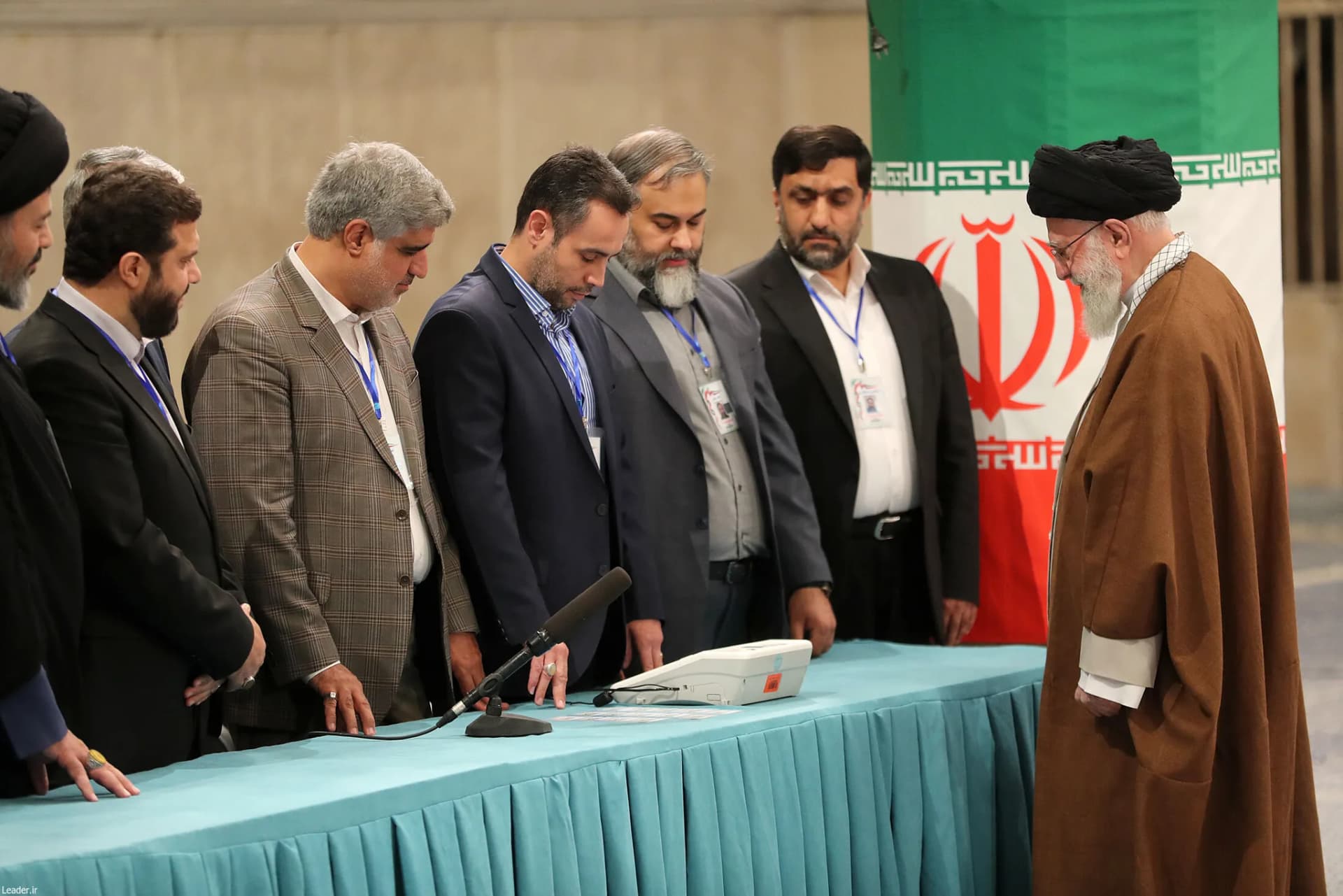حضور رهبر انقلاب در مرحله دوم انتخابات مجلس شورای اسلامی +تصاویر — تصویر 23