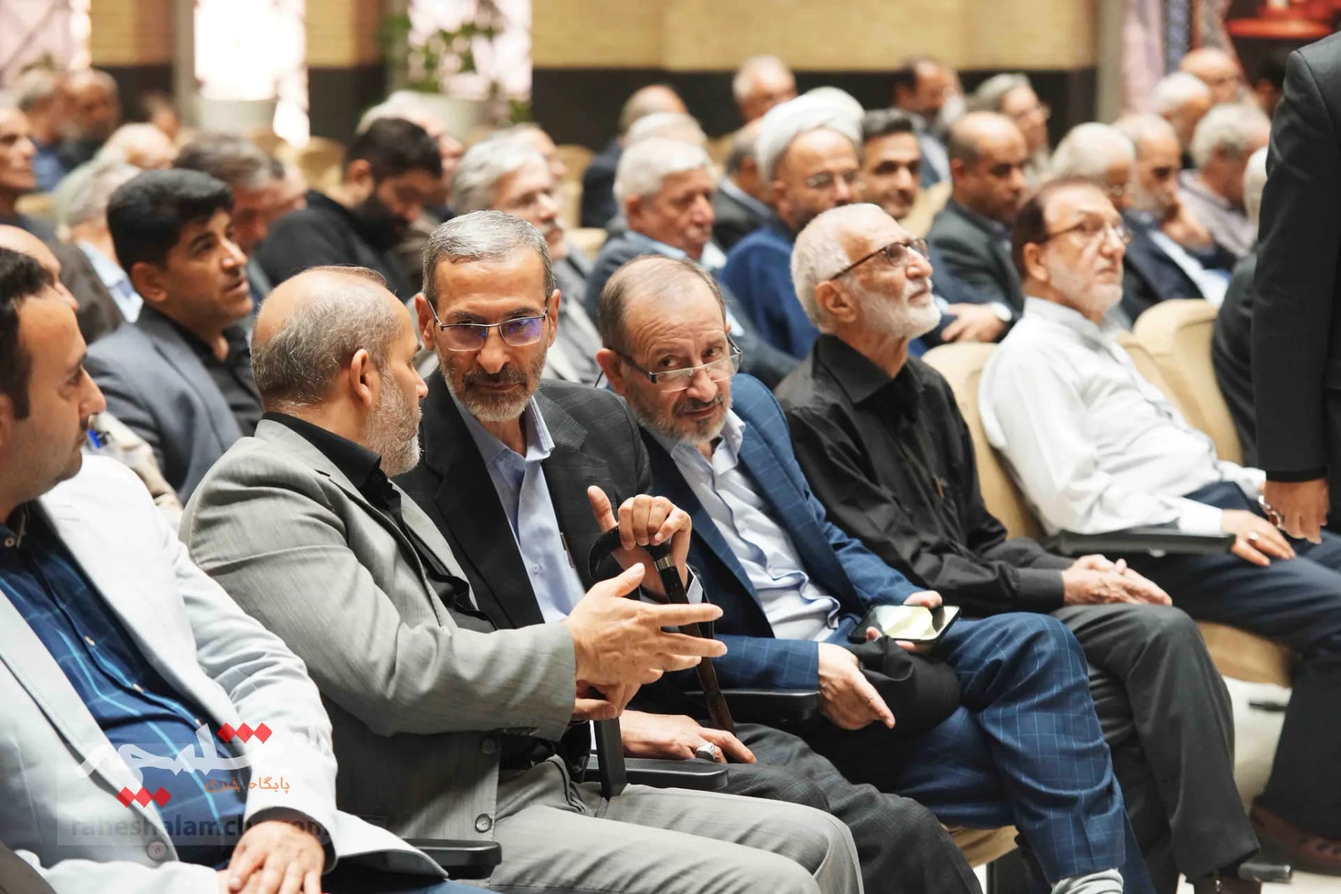 همه شخصیتهایی که در مراسم ختم مادر زریبافان شرکت کرده بودند +تصاویر — تصویر 83