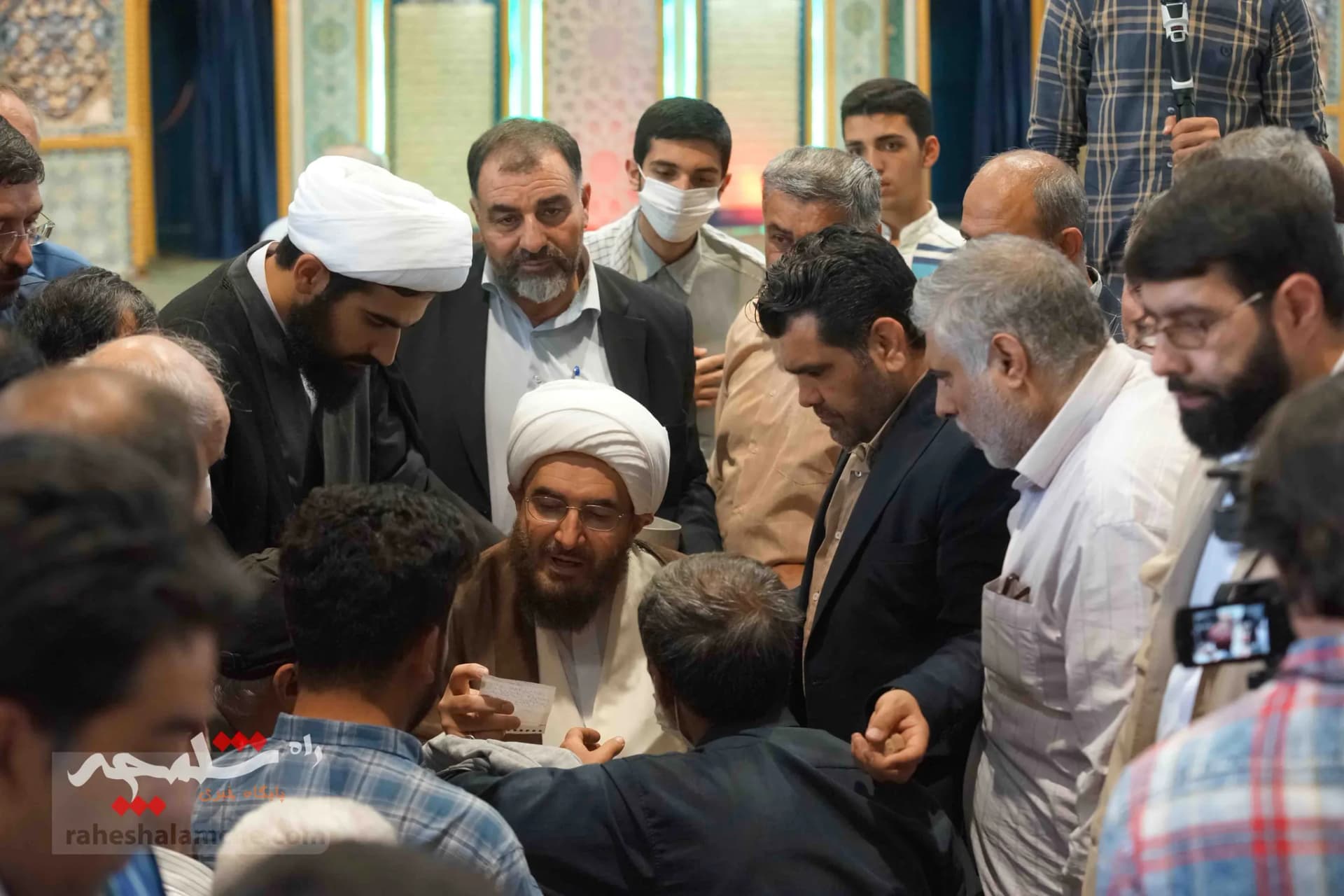دیدار چهره به چهره امام جمعه موقت تهران با مردم +تصاویر — تصویر 29