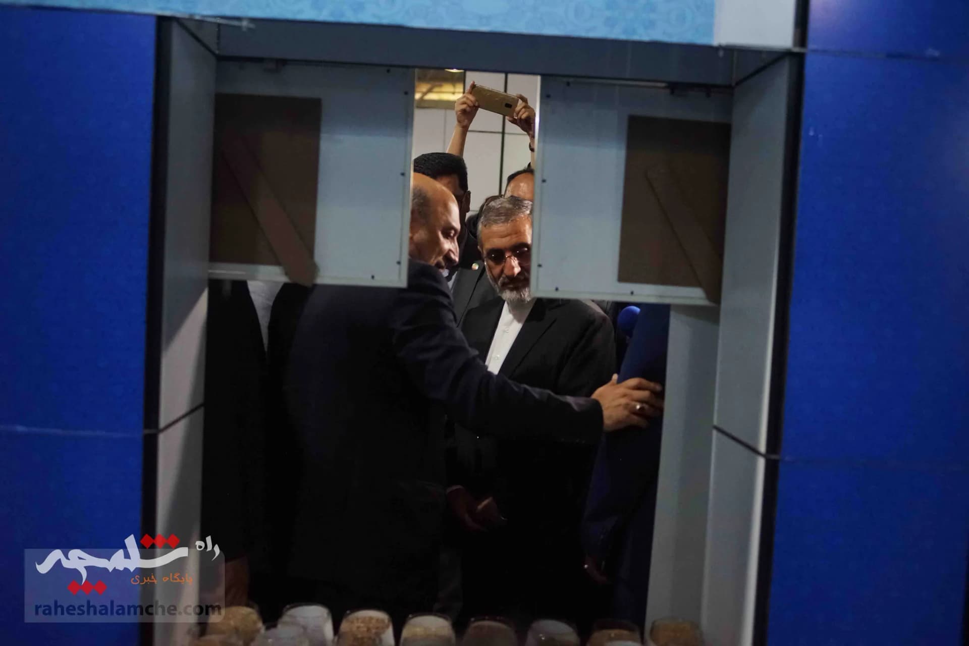 بازدید رئیس دفتر رئیس‌جمهور از غرفه معاونت ریاست جمهوری در امور مجلس +تصاویر — تصویر 45