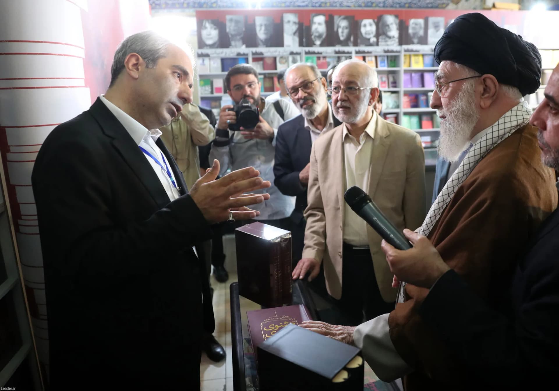 گزارش تصویری بازدید رهبر انقلاب از نمایشگاه کتاب — تصویر 14