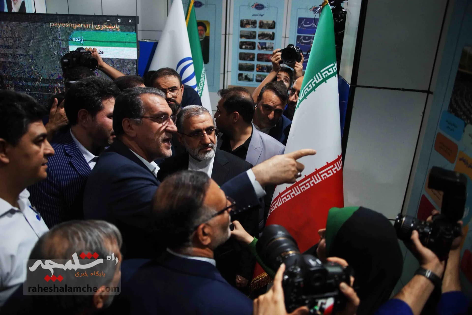 بازدید رئیس دفتر رئیس‌جمهور از غرفه معاونت ریاست جمهوری در امور مجلس +تصاویر — تصویر 51