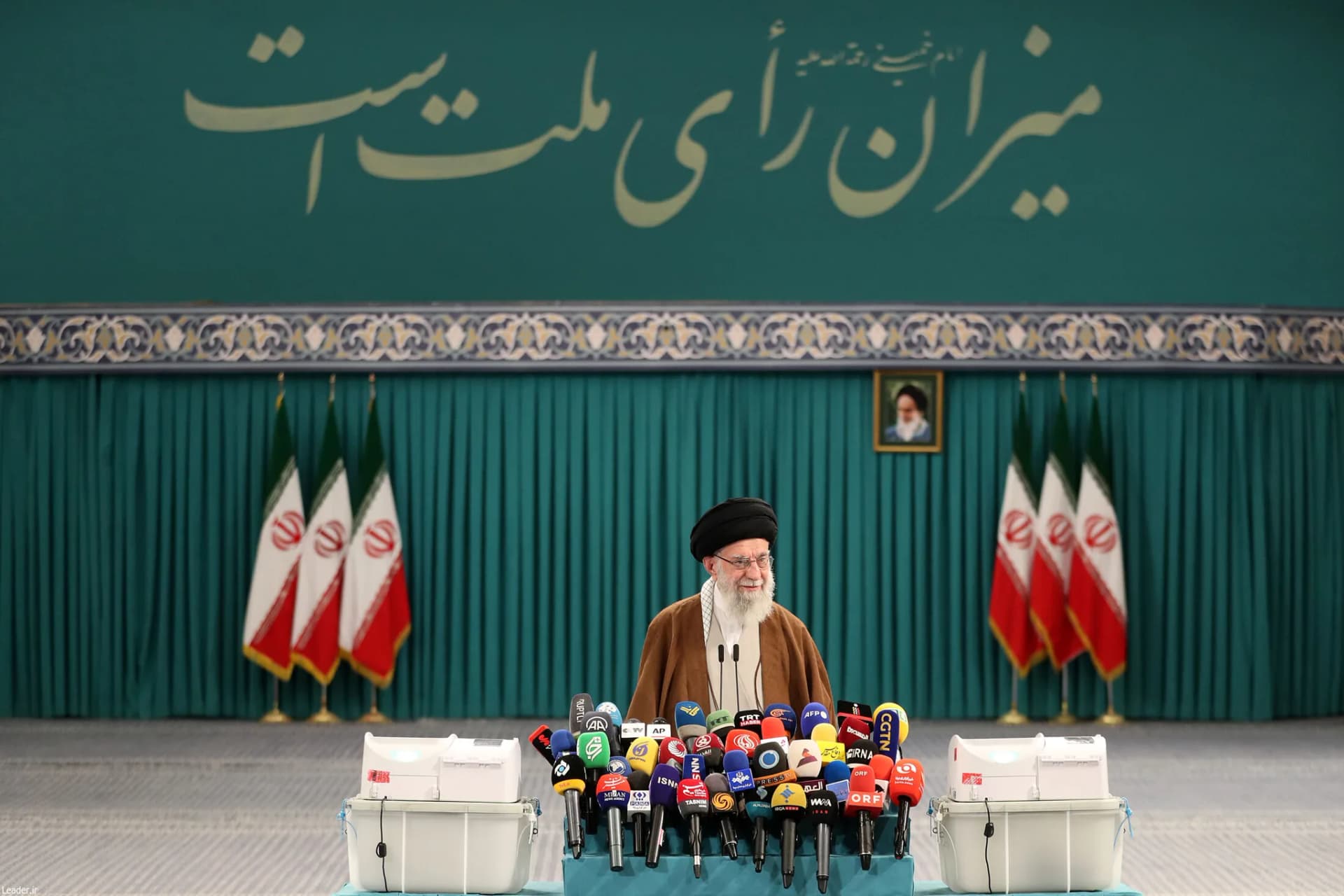 حضور رهبر انقلاب در مرحله دوم انتخابات مجلس شورای اسلامی +تصاویر — تصویر 5