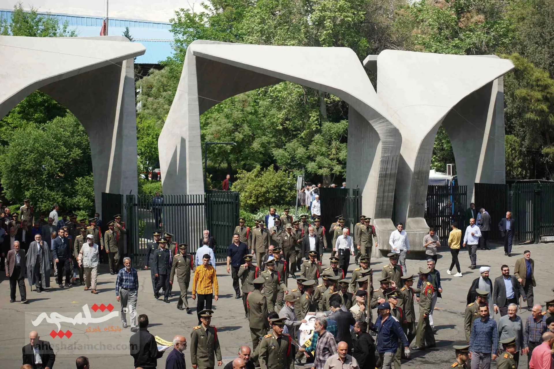 تقدیر نمازگزاران تهرانی از اجرای عملیات «وعده صادق» +تصاویر — تصویر 4