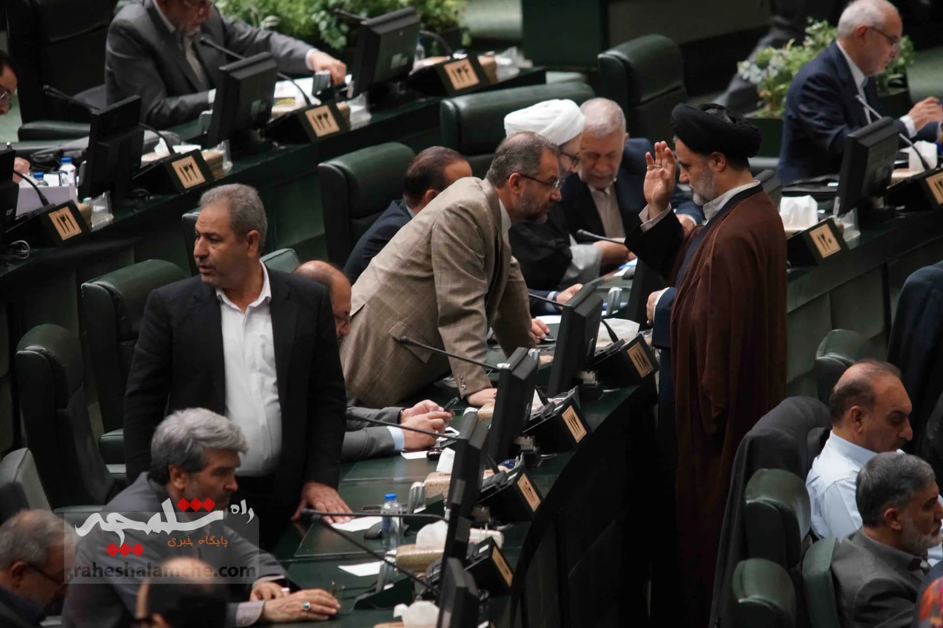 پزشکیان با حضور در خانه ملت، لایحه بودجه 1404 را تقدیم مجلس کرد +تصاویر — تصویر 22