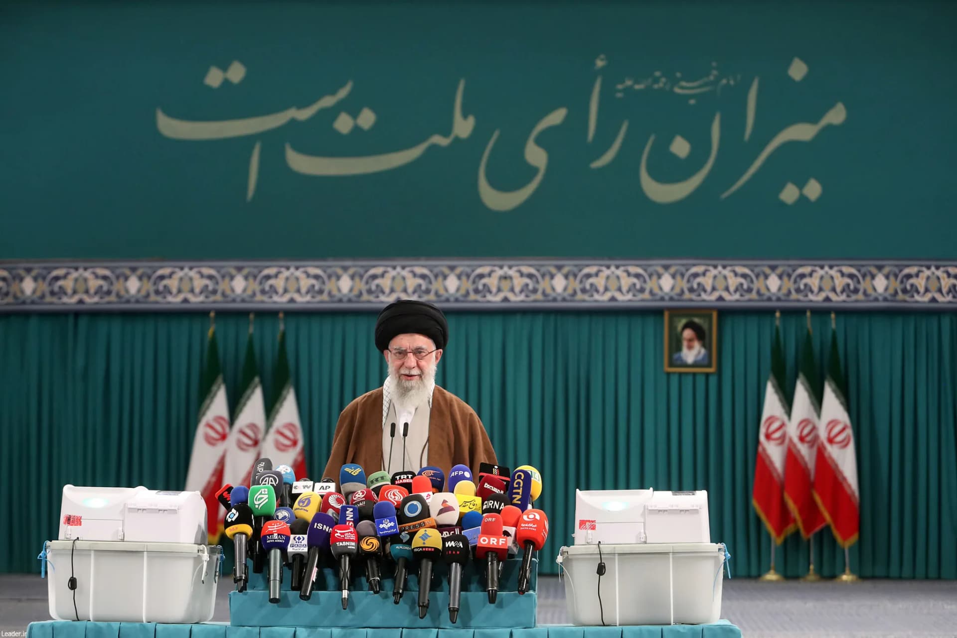 حضور رهبر انقلاب در مرحله دوم انتخابات مجلس شورای اسلامی +تصاویر — تصویر 27