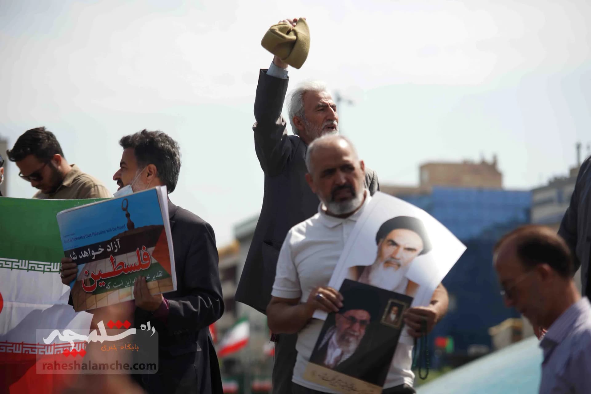 تقدیر نمازگزاران تهرانی از اجرای عملیات «وعده صادق» +تصاویر — تصویر 34