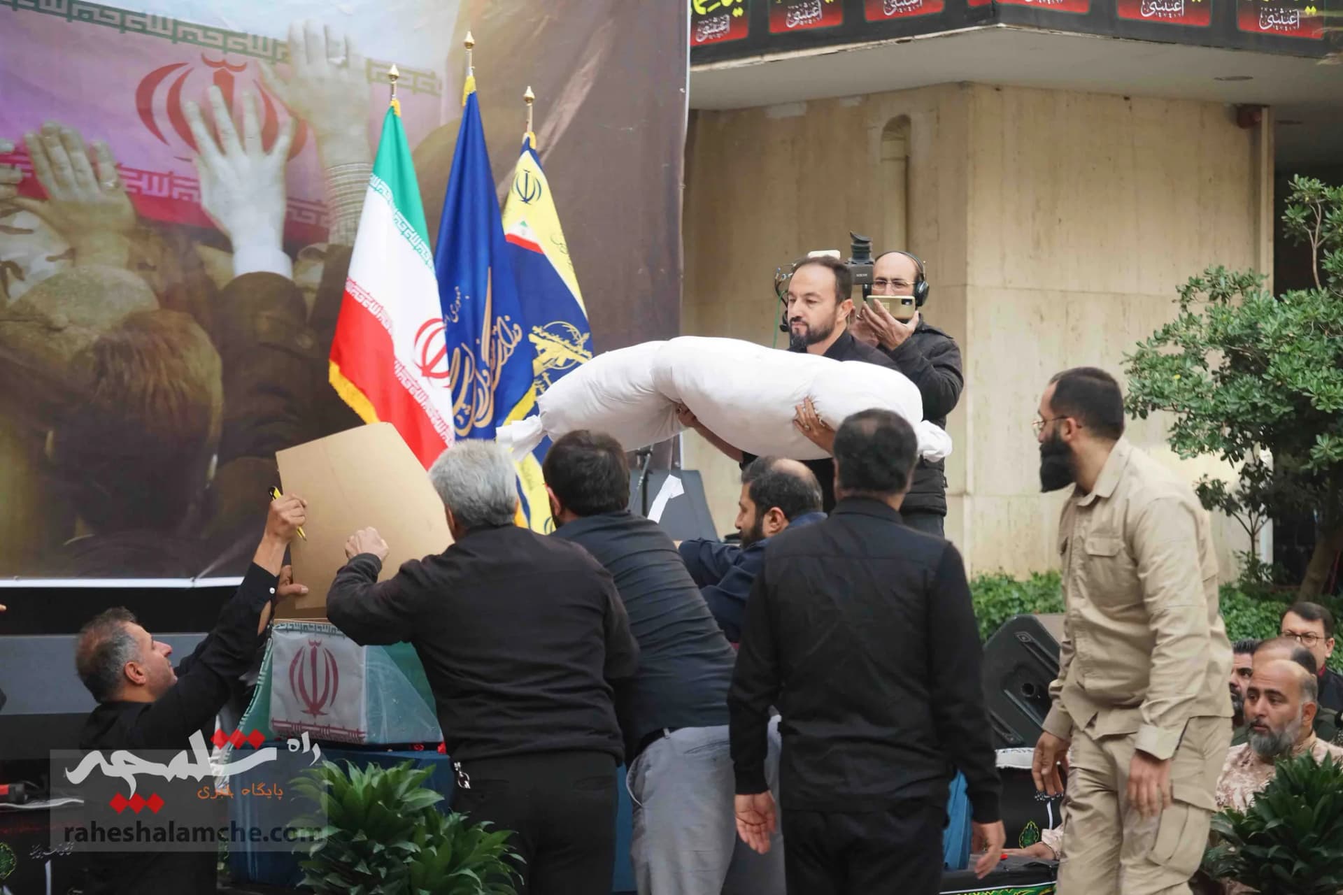 گزارش تصویری تشییع و خاکسپاری شهید گمنام در وزارت فرهنگ و ارشاد اسلامی — تصویر 43