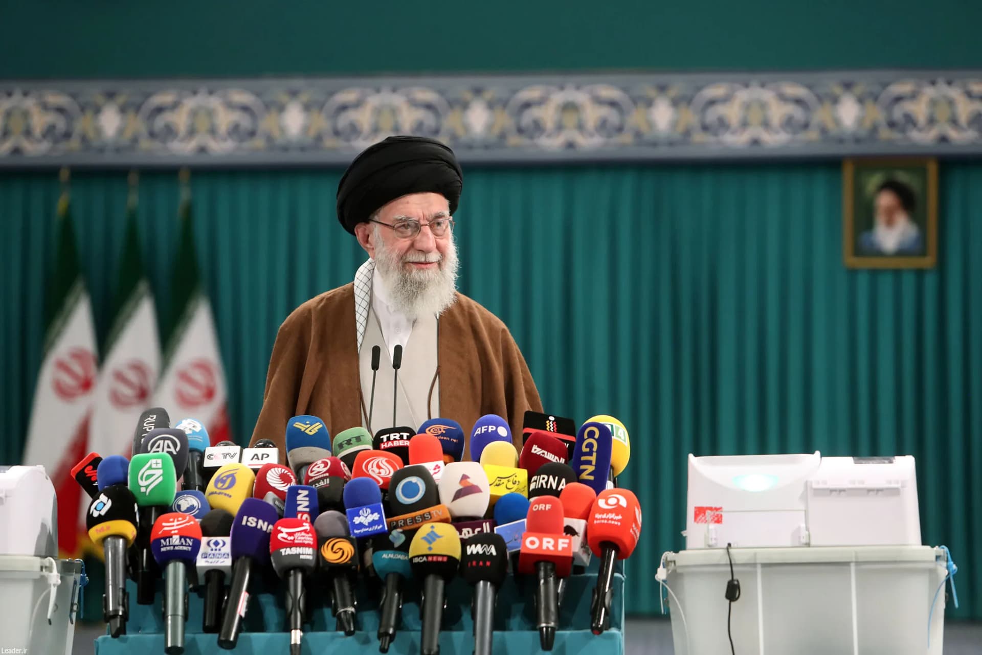 حضور رهبر انقلاب در مرحله دوم انتخابات مجلس شورای اسلامی +تصاویر — تصویر 16