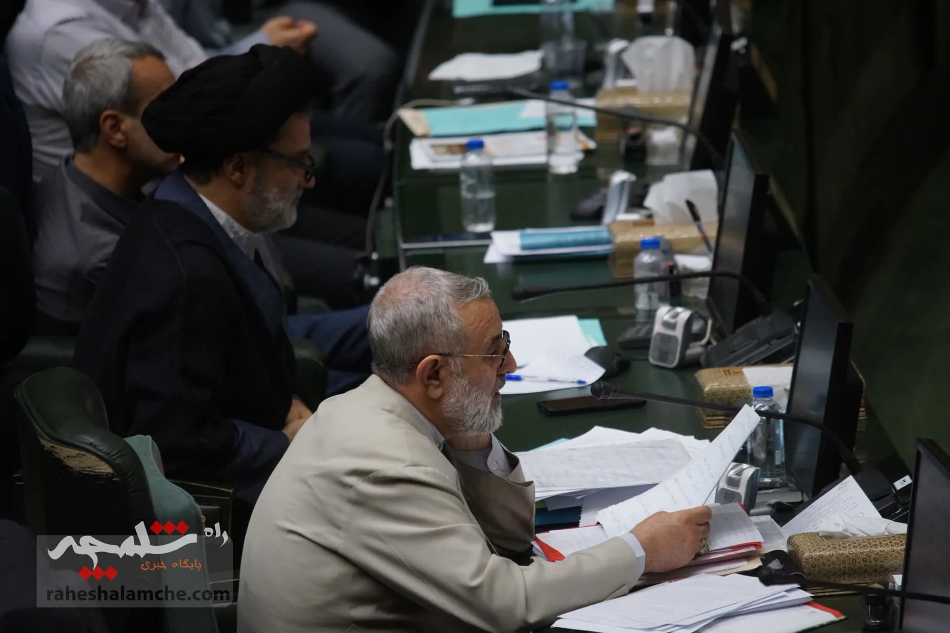 ماجرای پخش شبنامه علیه صالحی امیری در صحن علنی مجلس + تصاویر — تصویر 16