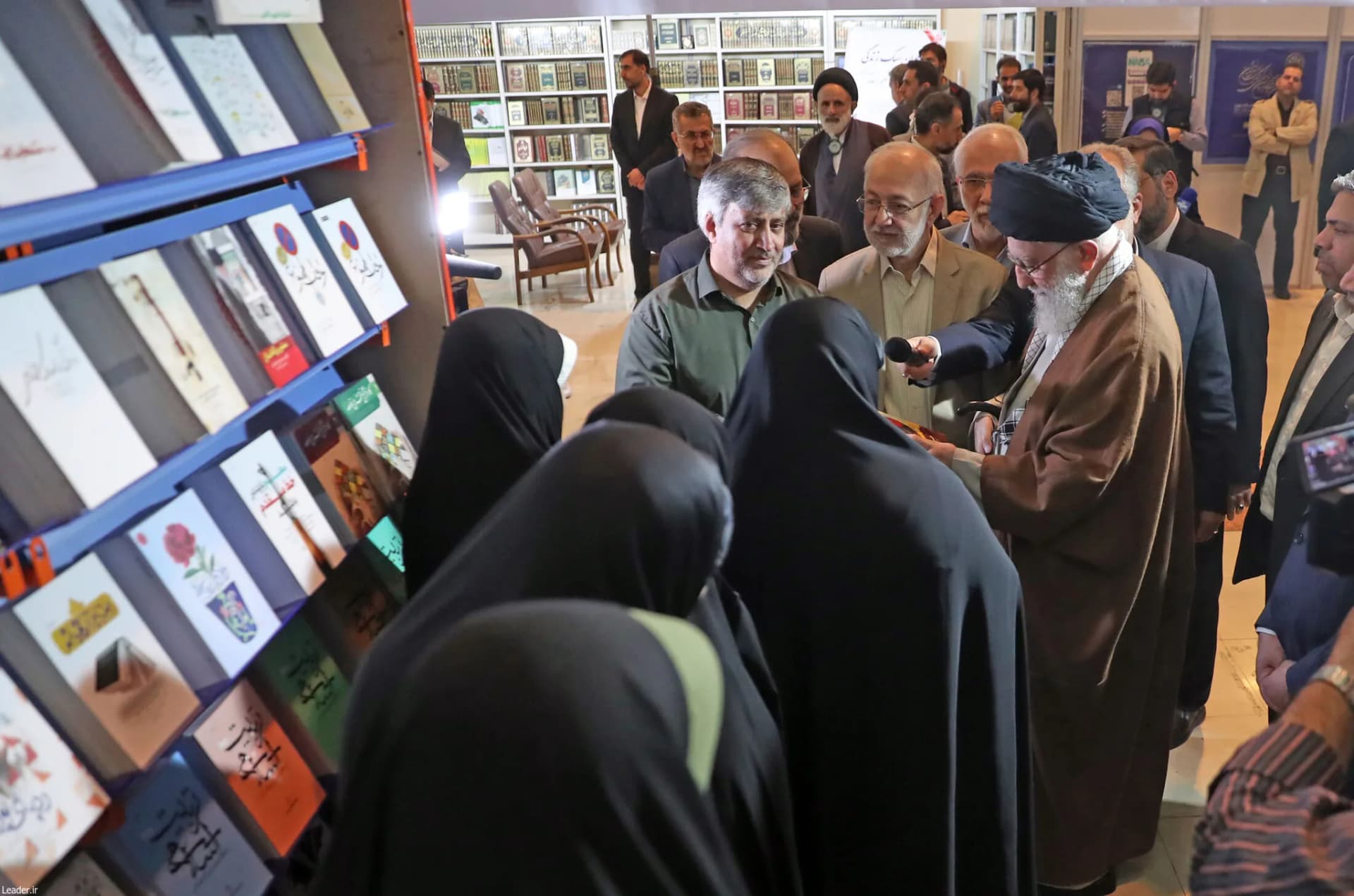 گزارش تصویری بازدید رهبر انقلاب از نمایشگاه کتاب — تصویر 13