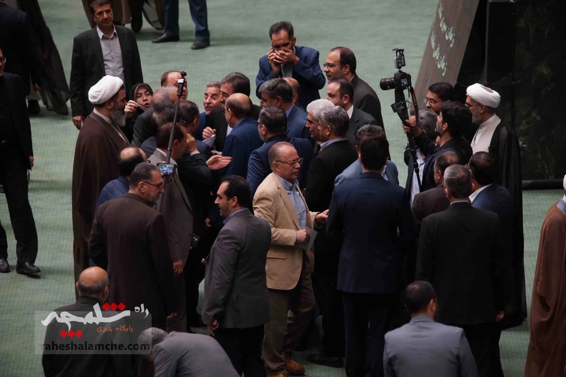 پزشکیان با حضور در خانه ملت، لایحه بودجه 1404 را تقدیم مجلس کرد +تصاویر — تصویر 39