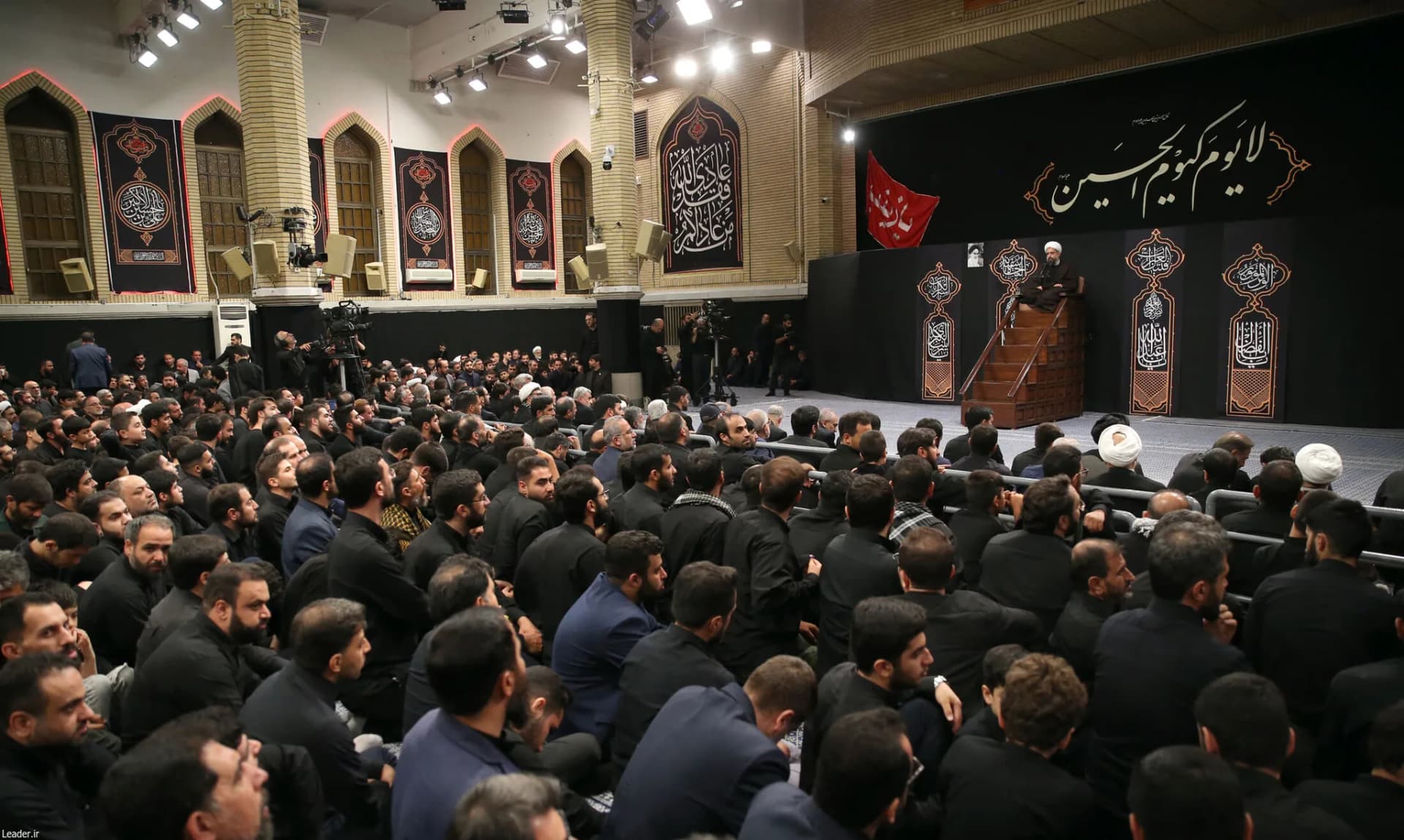 مراسم شام غریبان سیدالشهد(ع) با حضور رهبر انقلاب +تصاویر — تصویر 40