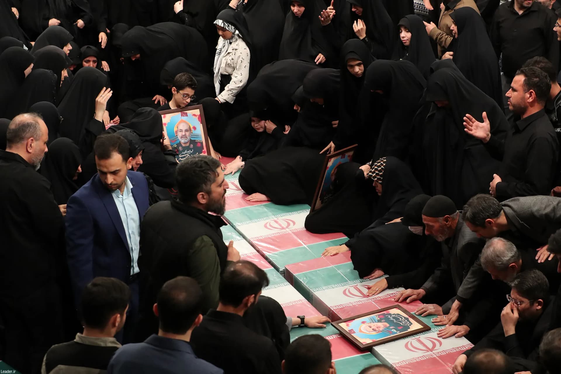 اقامه نماز رهبر انقلاب بر پیکر ۷ شهید راه قدس +تصاویر — تصویر 1