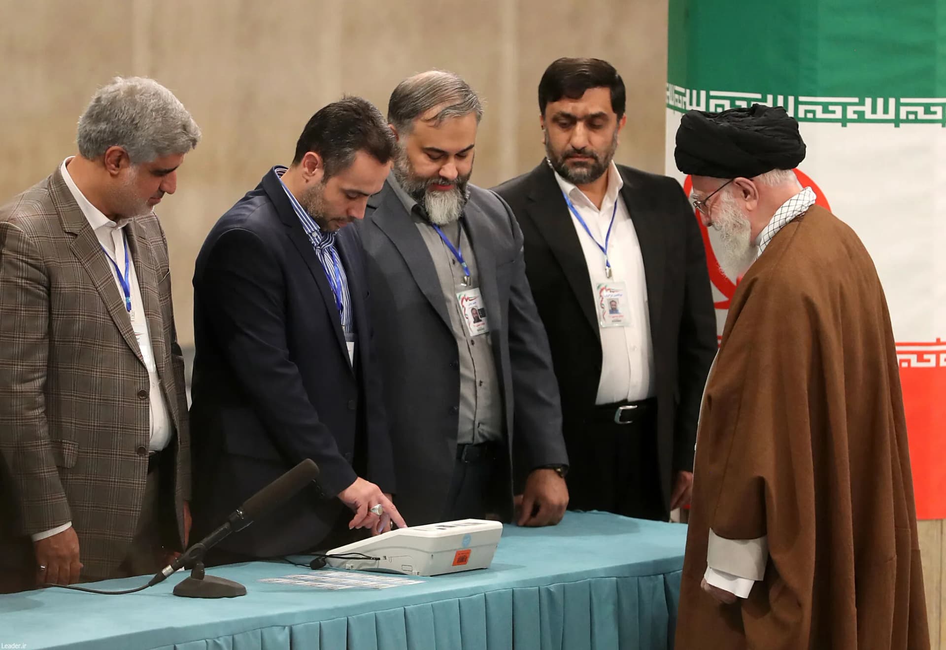 حضور رهبر انقلاب در مرحله دوم انتخابات مجلس شورای اسلامی +تصاویر — تصویر 20