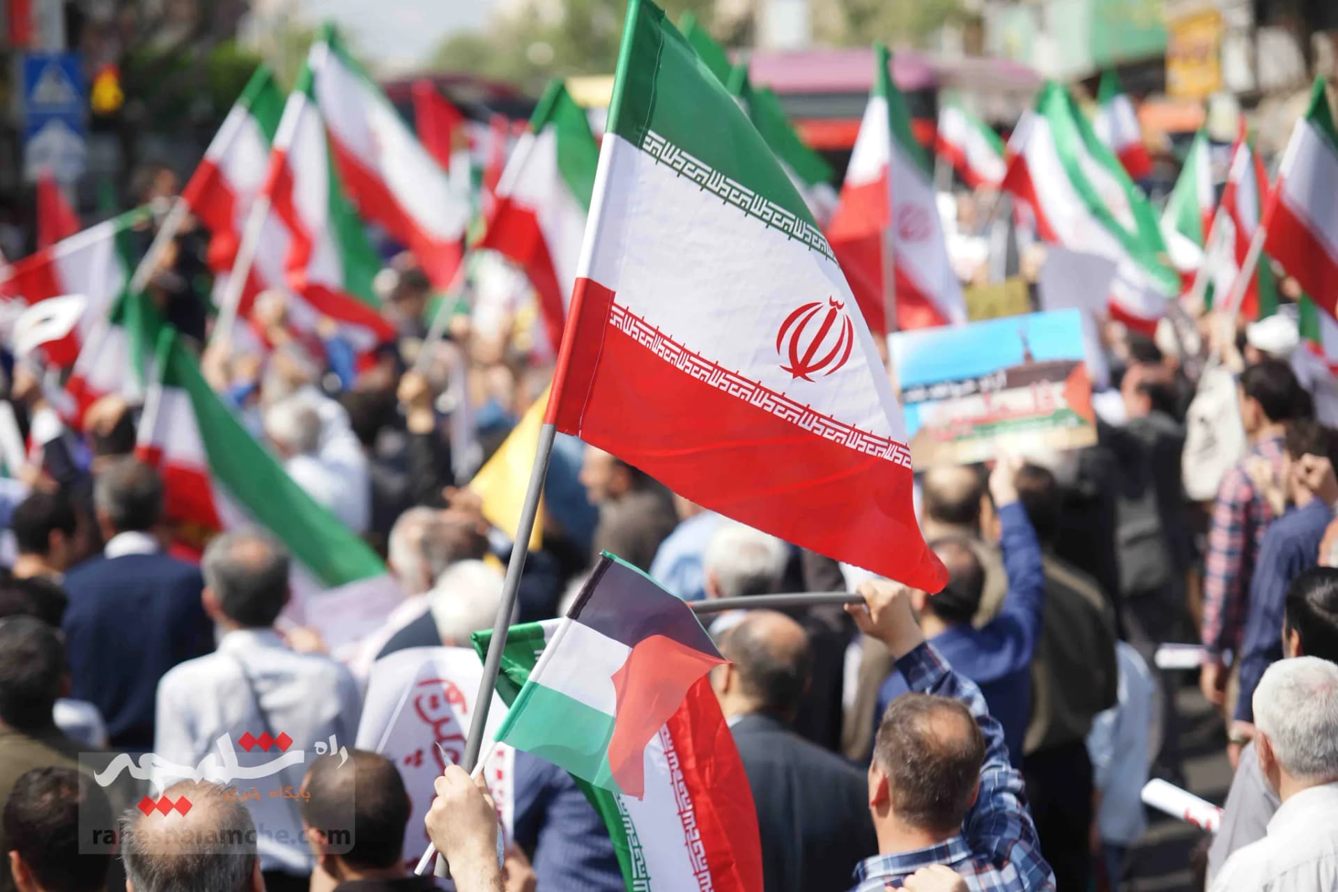تقدیر نمازگزاران تهرانی از اجرای عملیات «وعده صادق» +تصاویر — تصویر 30